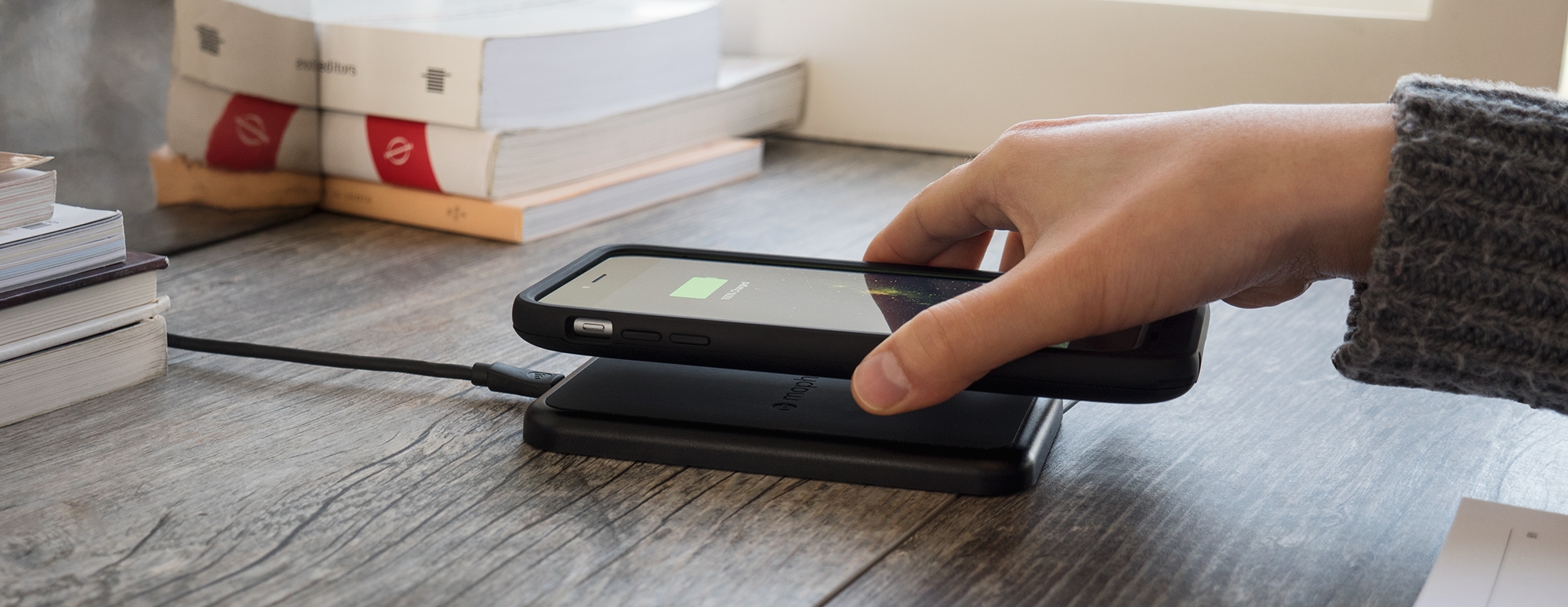 mophie_charge_force_wireless_charging_base